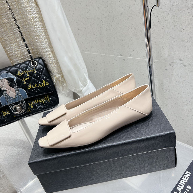 BALLERINA FLATS IN BEIGE CREAM PATENT CALFSKIN