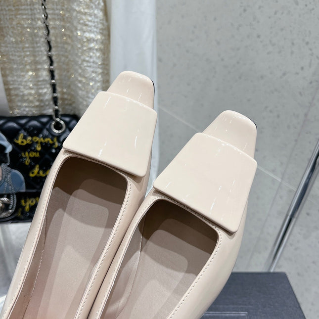 BALLERINA FLATS IN BEIGE CREAM PATENT CALFSKIN