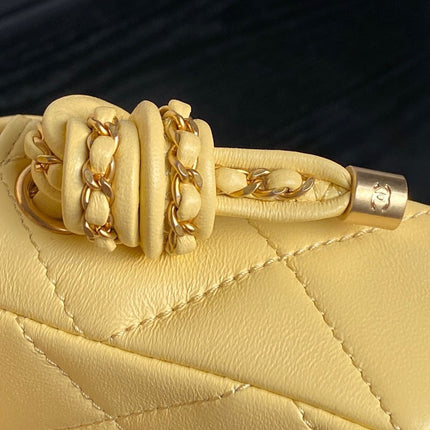 25C FLAP BAG 18 IN YELLOW SMOOTH LAMBSKIN GOLD HARDWARE