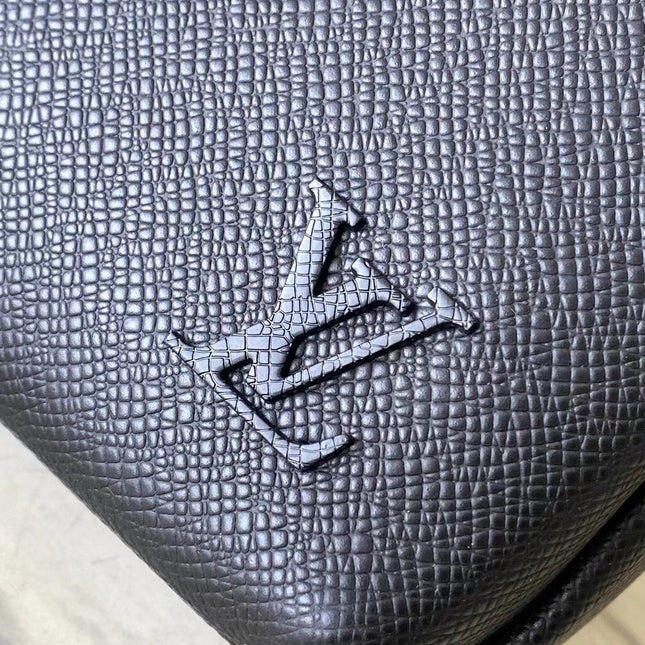  AVENUE MESSENGER 22 IN BLACK CALFSKIN