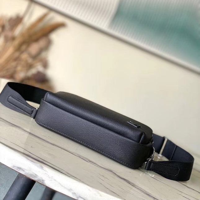  AVENUE MESSENGER 22 IN BLACK CALFSKIN