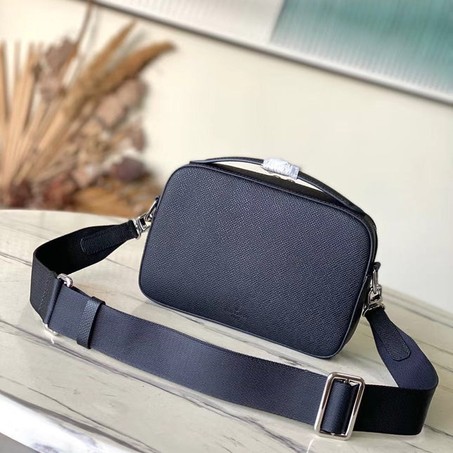  AVENUE MESSENGER 22 IN BLACK CALFSKIN