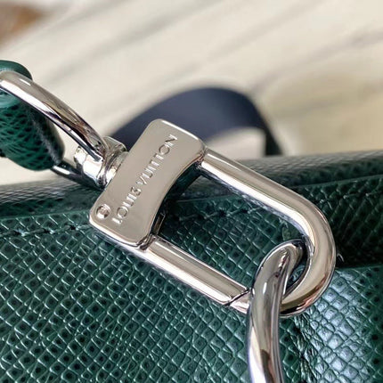  AVENUE MESSENGER 22 IN FOREST GREEN CALFSKIN