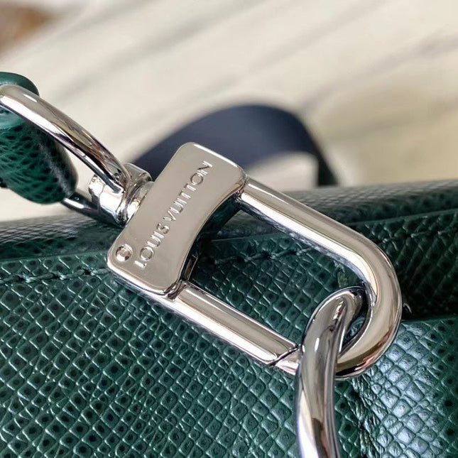  AVENUE MESSENGER 22 IN FOREST GREEN CALFSKIN