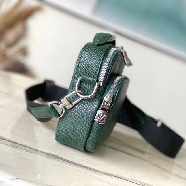  AVENUE MESSENGER 22 IN FOREST GREEN CALFSKIN