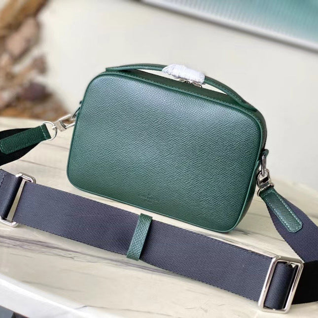  AVENUE MESSENGER 22 IN FOREST GREEN CALFSKIN