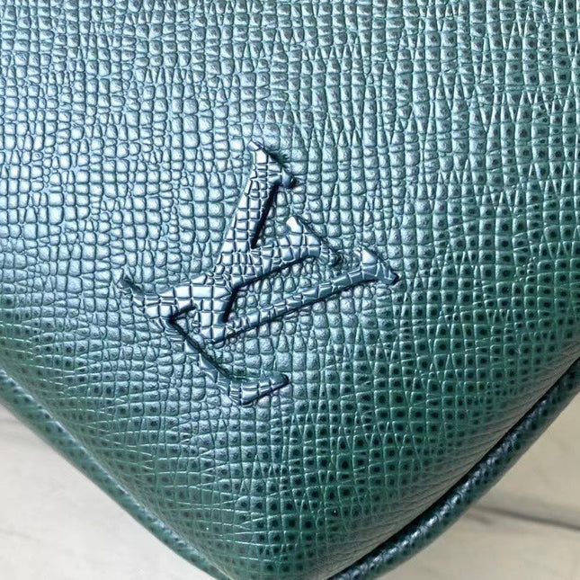  AVENUE MESSENGER 22 IN FOREST GREEN CALFSKIN