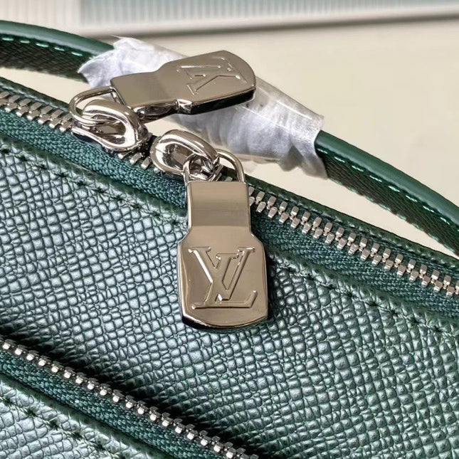 AVENUE MESSENGER 22 IN FOREST GREEN CALFSKIN