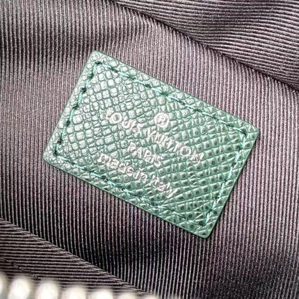  AVENUE MESSENGER 22 IN FOREST GREEN CALFSKIN