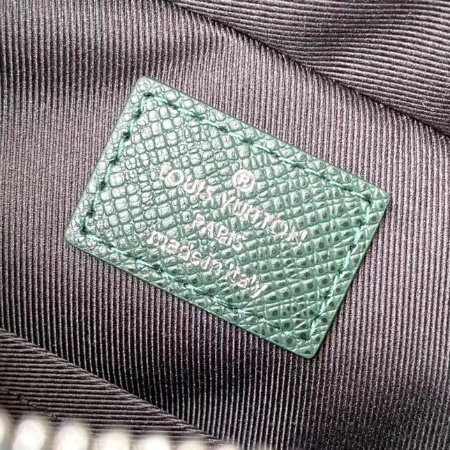  AVENUE MESSENGER 22 IN FOREST GREEN CALFSKIN