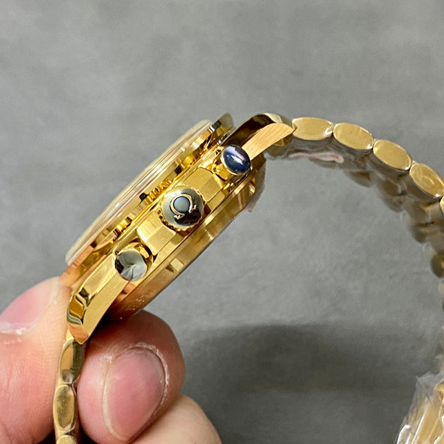 A SPEEDMASTER IN GOLD FOR APOLLO 11