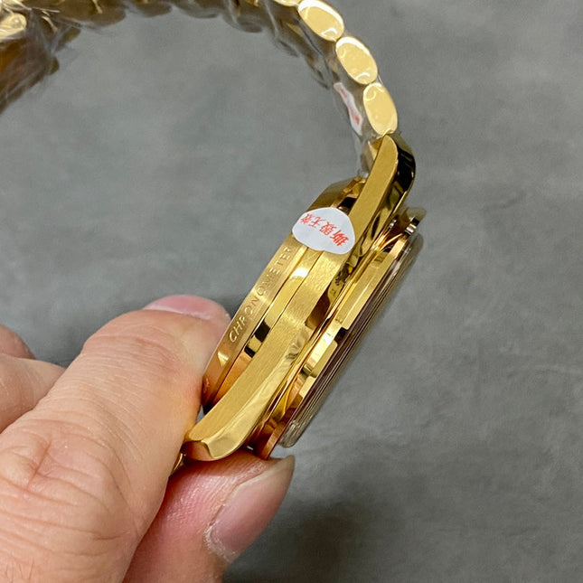A SPEEDMASTER IN GOLD FOR APOLLO 11