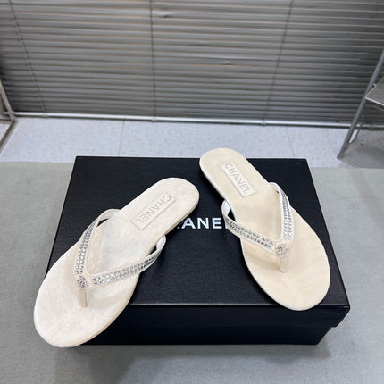 CRYSTAL THONG SANDAL IN WHITE CREAM SUEDE