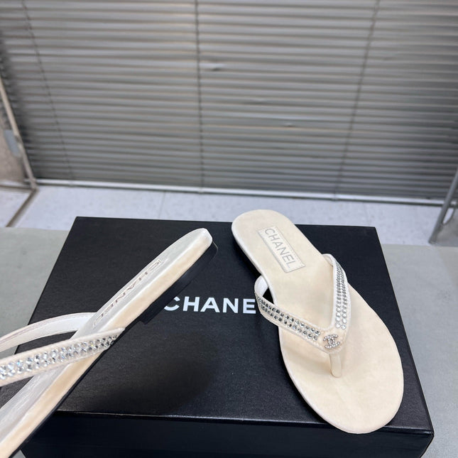 CRYSTAL THONG SANDAL IN WHITE CREAM SUEDE