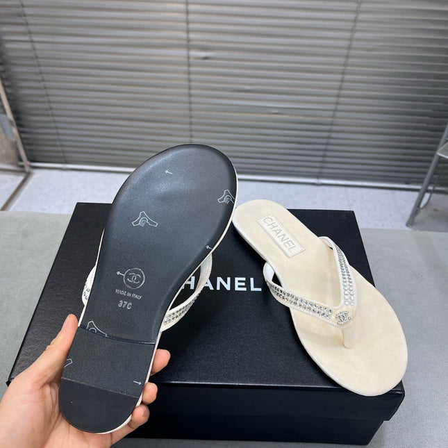 CRYSTAL THONG SANDAL IN WHITE CREAM SUEDE