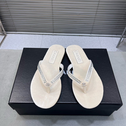 CRYSTAL THONG SANDAL IN WHITE CREAM SUEDE