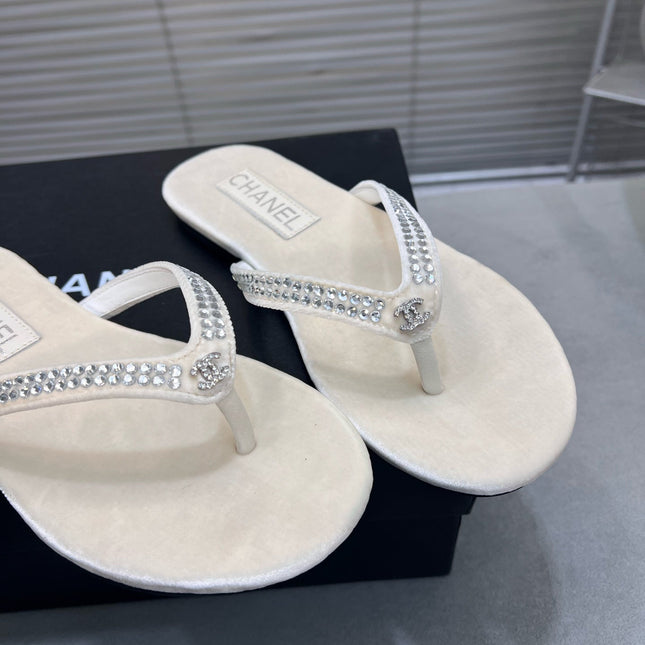 CRYSTAL THONG SANDAL IN WHITE CREAM SUEDE