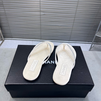 CRYSTAL THONG SANDAL IN WHITE CREAM SUEDE