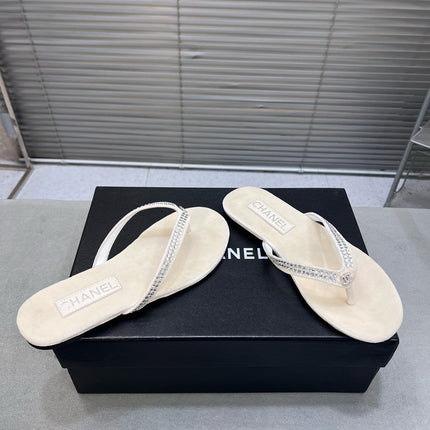 CRYSTAL THONG SANDAL IN WHITE CREAM SUEDE