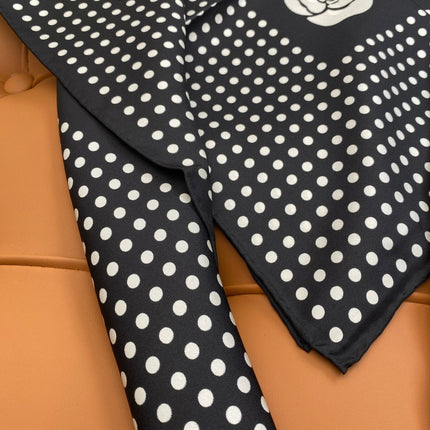 CHANEL 25S SCARF 90 IN SILK 703690