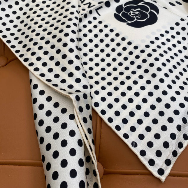 CHANEL 25S SCARF 90 IN SILK 703691