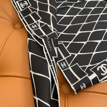 CHANEL 25S SCARF 90 IN SILK 703695