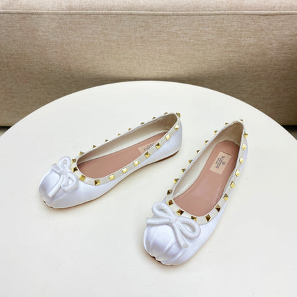 ROCKSTUD PATENT LEATHER BALLERINA IN WHITE SILK