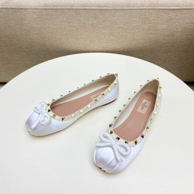ROCKSTUD PATENT LEATHER BALLERINA IN WHITE SILK