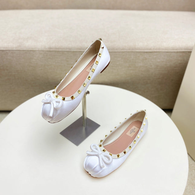 ROCKSTUD PATENT LEATHER BALLERINA IN WHITE SILK