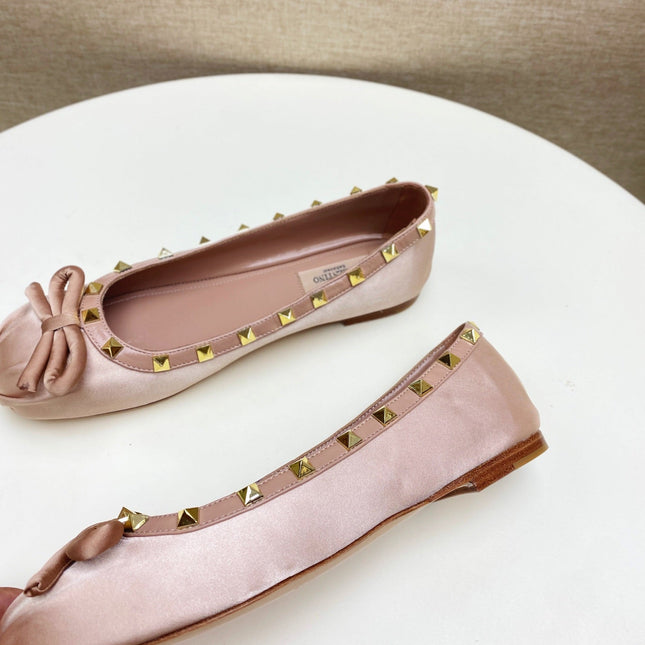 ROCKSTUD PATENT LEATHER BALLERINA IN LIGHT PINK SILK