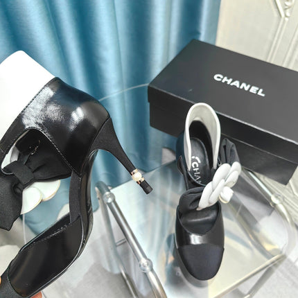 HIGH HEELS IN BLACK SHEEPSKIN WITH WHITE FLOWER