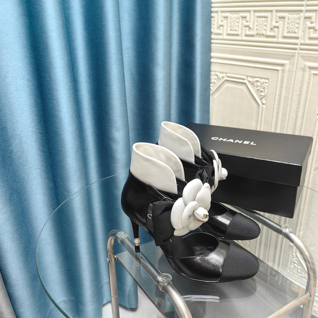 HIGH HEELS IN BLACK SHEEPSKIN WITH WHITE FLOWER