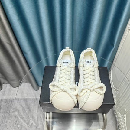 THICK-SOLED SHOES IN WHITE WOVEN WOOL