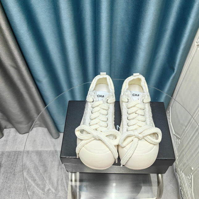 THICK-SOLED SHOES IN WHITE WOVEN WOOL