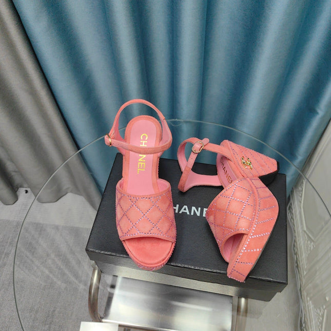 THICK-SOLED WEDGE SANDALS IN LIGHT PINK SUEDE
