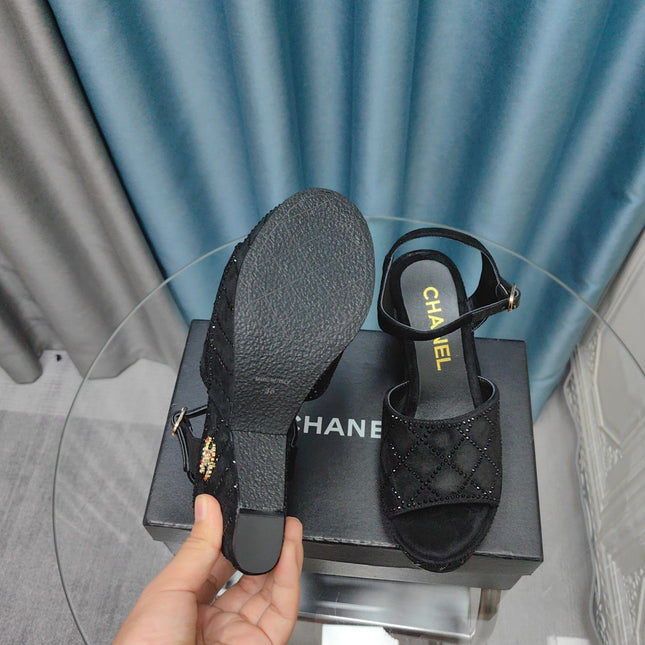 THICK-SOLED WEDGE SANDALS IN BLACK SUEDE