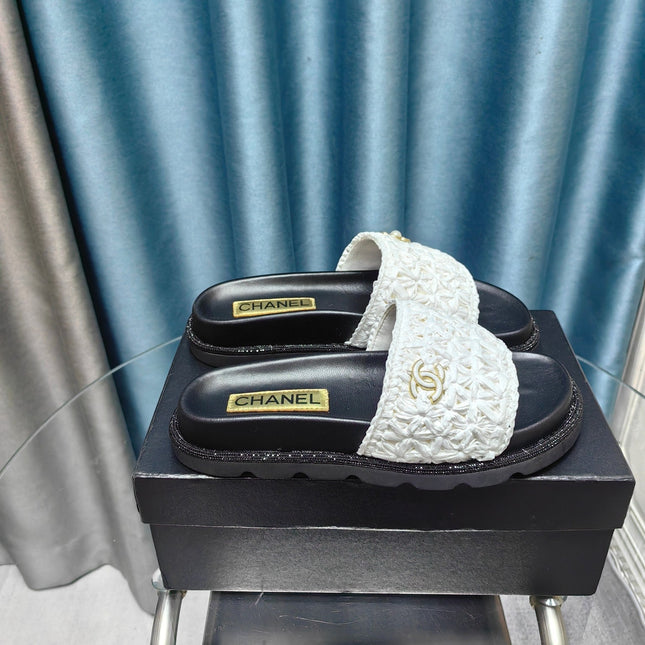 KNIT SLIPPERS IN LIGHT PINK WOVEN SATIN AND BLACK SHEEPSKIN