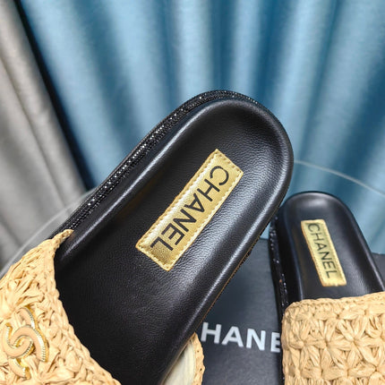 KNIT SLIPPERS IN DARK CREAM WOVEN SATIN AND BLACK SHEEPSKIN