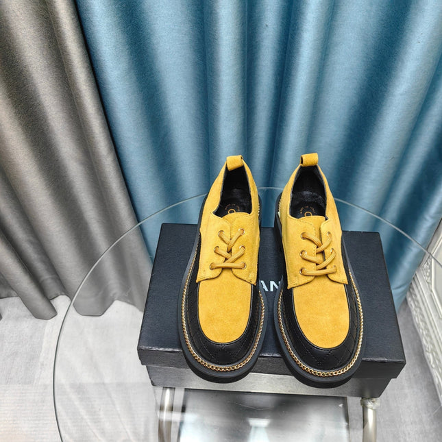 OXFORD SHOES IN GOLD YELLOW SUEDE AND BLACK SHEEPSKIN