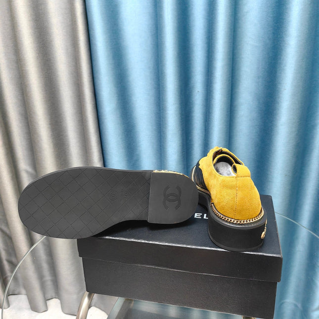 OXFORD SHOES IN GOLD YELLOW SUEDE AND BLACK SHEEPSKIN