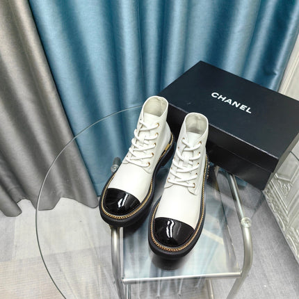 SHORT BOOTS IN WHITE MIX GLOSSY BLACK SHEEPSKIN