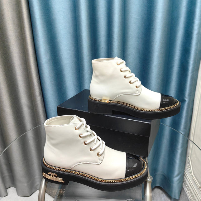 SHORT BOOTS IN WHITE MIX GLOSSY BLACK SHEEPSKIN