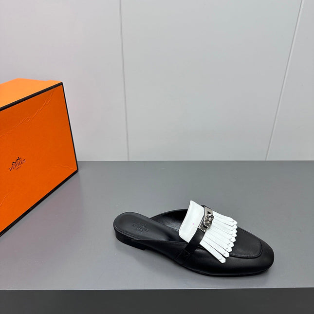 0Z MULE IN BLACK LAMBSKIN WITH WHITE FRINGE DETAIL