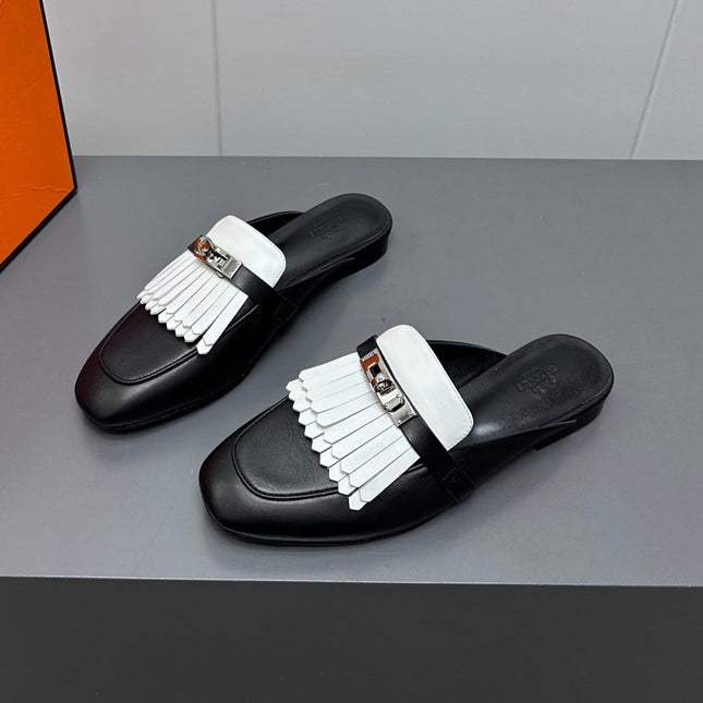 0Z MULE IN BLACK LAMBSKIN WITH WHITE FRINGE DETAIL