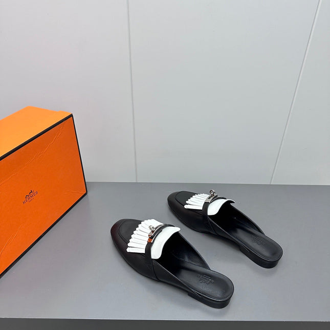 0Z MULE IN BLACK LAMBSKIN WITH WHITE FRINGE DETAIL