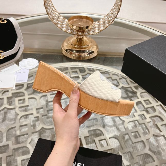 WEDGE PLATFORM IN WHITE LAMBSKIN WITH LOGO