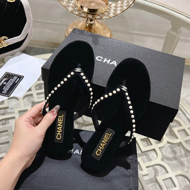 PEARL THONG SANDAL IN BLACK SUEDE