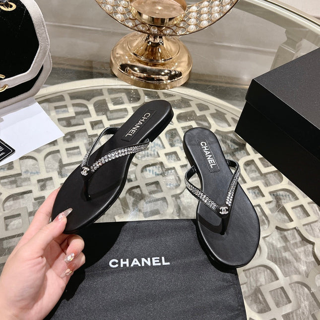 RHINESTONES THONG SANDAL IN BLACK LAMBSKIN