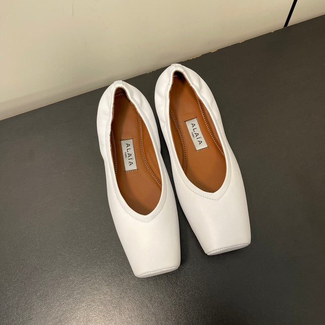 ALAIA BALLET FLATS IN WHITE SMOOTH CALFSKIN