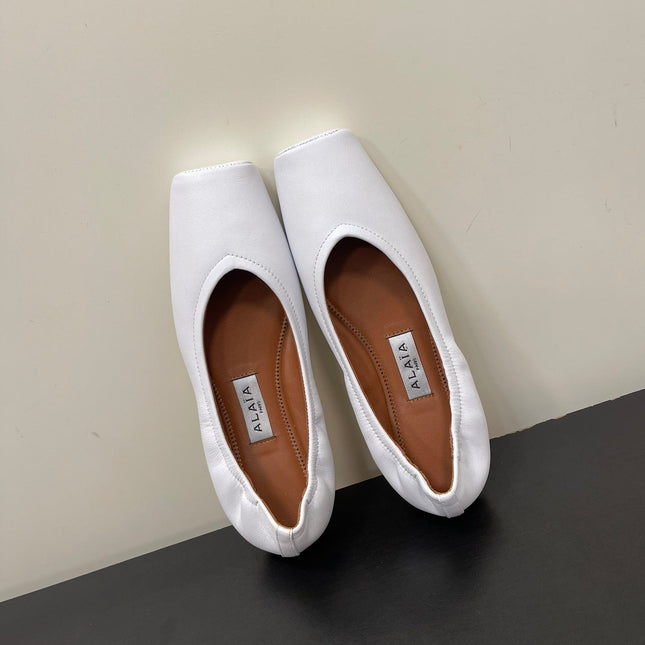 ALAIA BALLET FLATS IN WHITE SMOOTH CALFSKIN